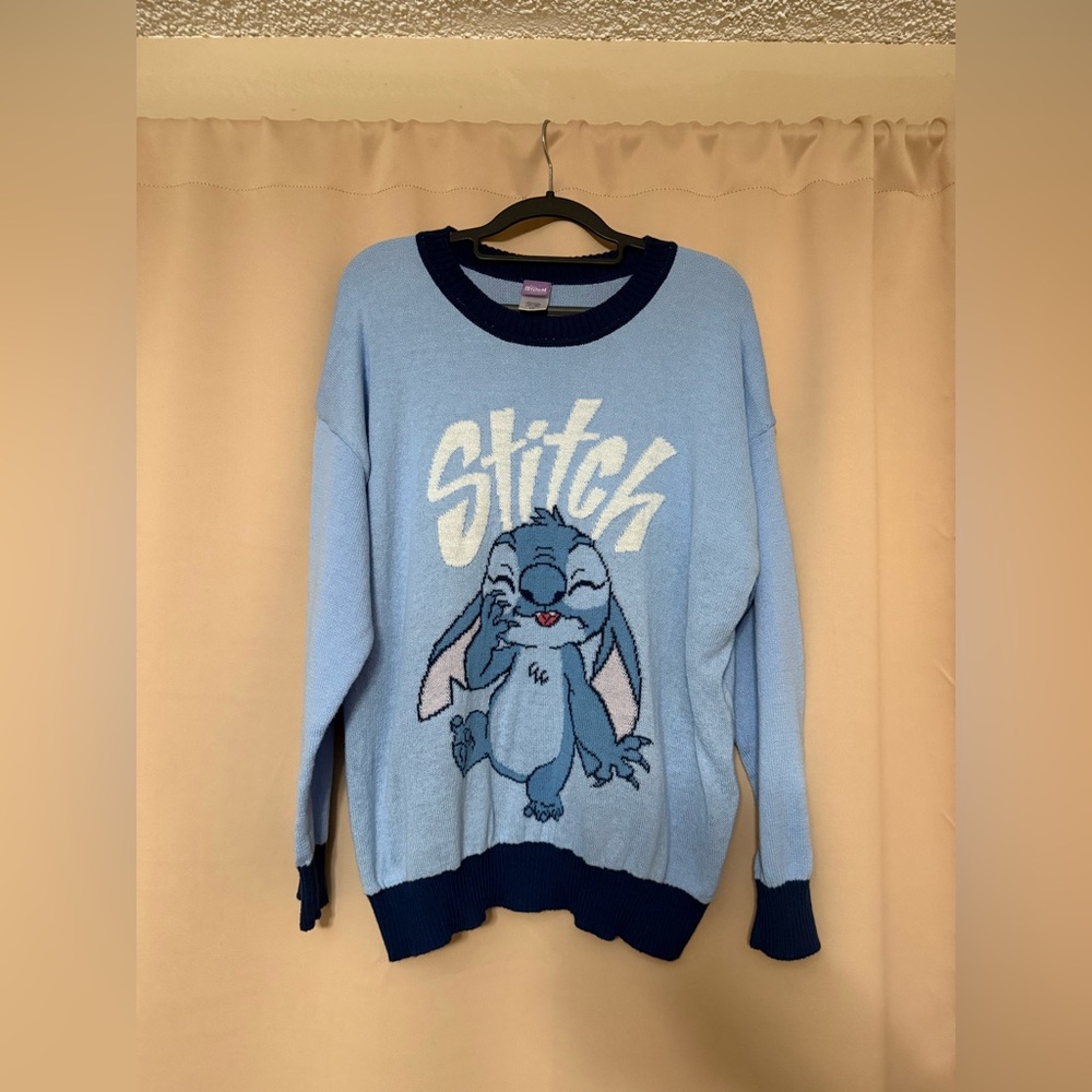 Disney Stitch crewneck in xxl!